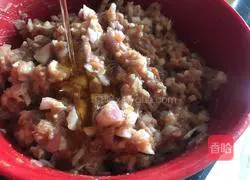 Illustration of how to make onion and pork buns 10