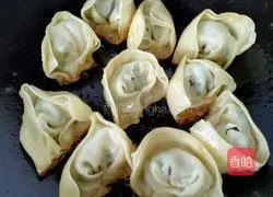 Illustration of how to make fried wontons with leeks and meat 6