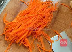 Illustration of how to make carrots, onions, mushrooms and beef xiaolongbao 7