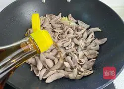 Illustration of how to make spicy stir-fried small intestine 8