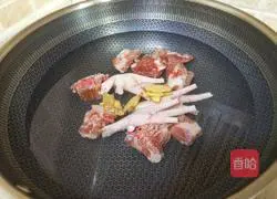 Illustration of how to make bitter melon, chicken feet and pork ribs soup 2