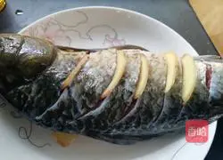 Illustration of how to make mushroom crucian carp soup 2