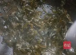 Illustration of how to stew kelp with sauerkraut 4