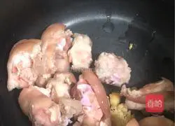 Papaya, Peanut and Pig's Trotter Soup Recipe Illustration 1