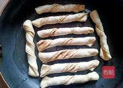 Illustration of how to make fried rolls 15