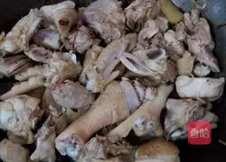 Illustration of how to make tea tree mushroom chicken soup 1