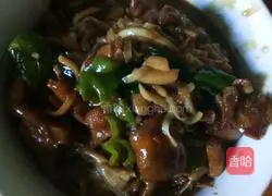 Illustration of how to make chicken, mushroom and green chili noodles 8