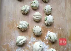 Illustration of how to make mini flower rolls 8