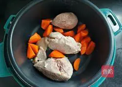 Illustration of how to make tomato, corn and hoof soup 3