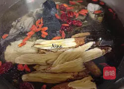 Illustration of how to make ginseng and black chicken soup 6
