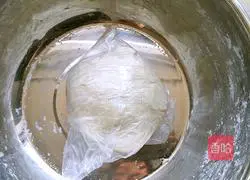 Illustration of how to splash oil on scissors 3