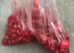 Illustration of how to make pomegranate juice 8