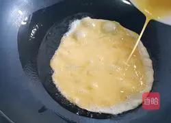 Illustration of how to make dumpling skin version of chive and egg pie 1