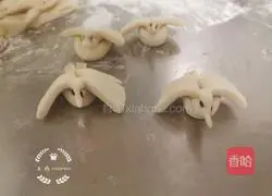 Illustration of how to make bird steamed buns 10