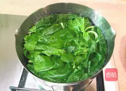 Illustration of how to make vegetable juice and strawberry steamed buns 2