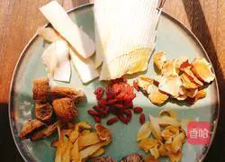 Illustration of how to make shark fin bone, chestnut, dried polygonatum odoratum, lily and matsutake soup 1