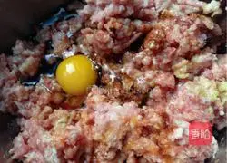 Illustration of how to stuff meat with oily gluten 2