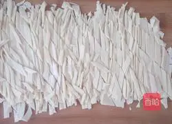 Illustration of how to make tongue noodles 7