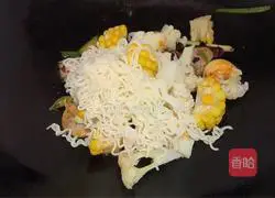 Illustration of how to make spicy fried instant noodles 12