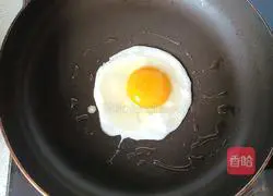 Illustration of how to make fried egg noodle soup 4