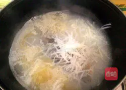 Illustration of how to make radish and crucian carp soup 10