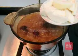 Illustration of how to make red dates, snow pear and white fungus soup 12