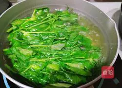 Illustration of how to make pea and egg drop soup 4