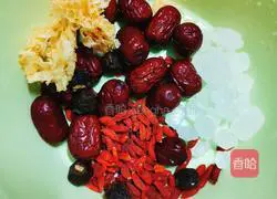 Illustration of how to make snow fungus, red dates and wolfberry syrup 1