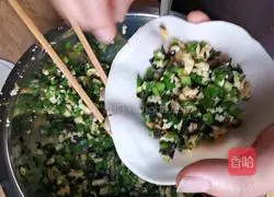 Illustration of how to make dumpling skin version of leek and egg pie 8