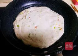 Illustration of how to make colorful pepper and scallion pancakes 14