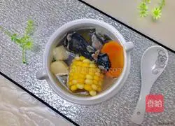 Illustration of how to make black chicken soup 6