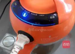 Illustration of how to make black sesame and walnut soy milk 4