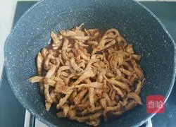 Illustration of how to make green pepper and shredded pork cold noodles 7