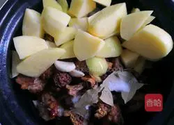 Illustration of how to stew potatoes, kelp, matsutake and pork ribs 8