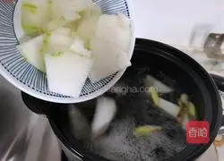Illustration of how to make smooth meat and winter melon soup 5