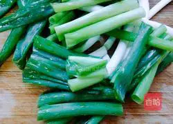 Illustration of how to make noodles with scallion oil 1