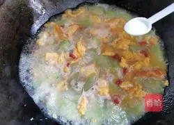 Illustration of how to make loofah and egg soup 8