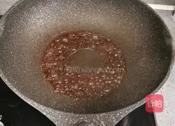 Illustration of how to make Longxu Noodles in sour soup 8