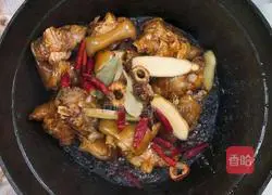 Soybean braised pig's trotters recipe 6