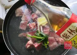 Illustration of how to make pork ribs and corn soup 2