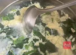 Illustration of how to make spinach and egg soup 6