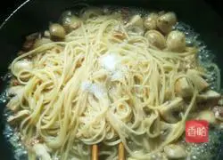 Illustration of how to make fresh mushroom and bacon pasta 9