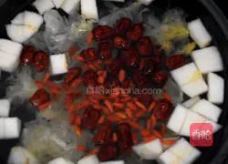 Illustration of how to make rock sugar, snow pear and white fungus soup 5