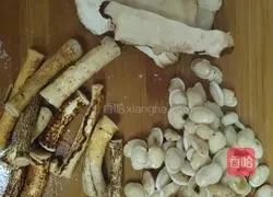 Five-finger Peach Soup Poria and pork tendon soup recipe 1