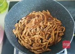 Illustration of how to make shredded pork noodles with pickled vegetables 4