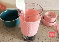 Illustration of how to make blueberry milkshake for eye protection and beauty 3