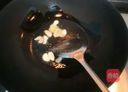 Illustration of how to make amaranth preserved eggs in soup 7