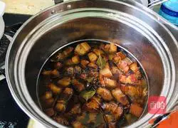 Illustration of how to make braised pork and tofu in a casserole 12