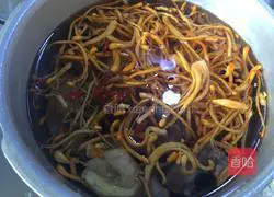 Illustration of how to make Cordyceps, Flowers, Ginseng and Chicken Soup 9