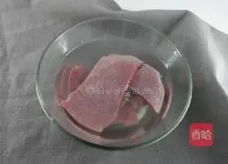 Illustration of how to use yam and pig pancreas soup to strengthen the spleen and lungs 1